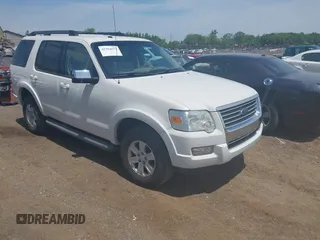 2010 Ford Explorer z VIN 1FMEU7D88AUB13090, wystawiony jako IAAI lot #42364672 z przebiegiem 158 973 mil mil oraz . Historia ofert i sprzedaży dostępna na DreamBid. Obrazek 1.