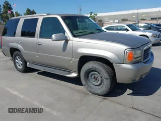 1999 Cadillac Escalade z VIN 1GYEK13R4XR419503, wystawiony jako IAAI lot #42215638 z przebiegiem 174 381 mil mil oraz . Historia ofert i sprzedaży dostępna na DreamBid. Obrazek 1.