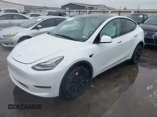 2022 Tesla Model Y Long Range z VIN 7SAYGDEE2NF420882, wystawiony jako IAAI lot #42023642 z przebiegiem 19 783 mil mil oraz . Historia ofert i sprzedaży dostępna na DreamBid. Obrazek 2.