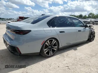 2023 BMW 7 Series 760i xDrive z VIN WBA33EJ02PCM31462, wystawiony jako Copart lot #60895944 z przebiegiem 21 413 mil mil oraz Czysty tytuł • Clean title. Historia ofert i sprzedaży dostępna na DreamBid. Obrazek 3.