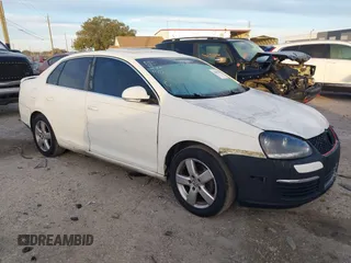 2008 Volkswagen Jetta SE z VIN 3VWRM71K18M175433, wystawiony jako IAAI lot #42131607 z przebiegiem 218 338 mil mil oraz . Historia ofert i sprzedaży dostępna na DreamBid. Obrazek 1.