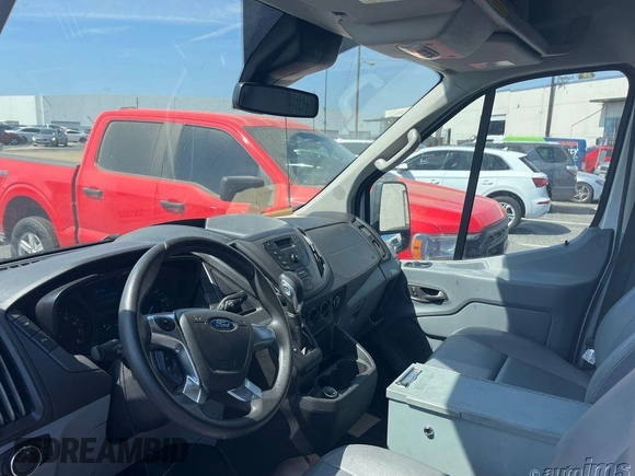 2018 Ford Transit z VIN 1FTYE1CM6JKB42352, wystawiony jako IAAI lot #42658536 z przebiegiem 82 802 mil mil oraz . Historia ofert i sprzedaży dostępna na DreamBid. Obrazek 12.