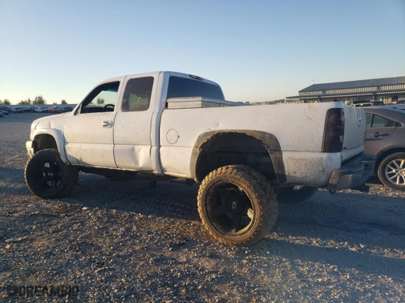 2003 Chevrolet Silverado 2500HD LS with VIN 1GCHK29183E303555, listed as a Copart auction lot 75008394 with 123,988 mi miles and Salvage Title. Bid and sale history available at carsss.com. Image 2.
