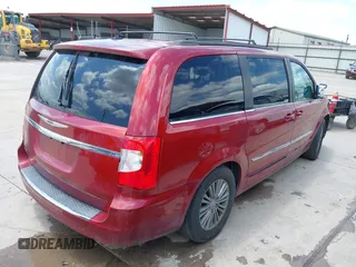 2014 Chrysler Town & Country Touring L 30th Anniversary z VIN 2C4RC1CG5ER215108, wystawiony jako IAAI lot #42358529 z przebiegiem 151 248 mil mil oraz . Historia ofert i sprzedaży dostępna na DreamBid. Obrazek 4.