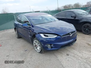 2016 Tesla Model X P90D z VIN 5YJXCAE47GF006901, wystawiony jako IAAI lot #42073572 z przebiegiem 117 825 mil mil oraz . Historia ofert i sprzedaży dostępna na DreamBid. Obrazek 1.