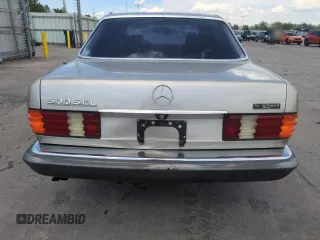 1985 Mercedes-Benz 500 SEL z VIN WDBCA37D4FA159349, wystawiony jako Copart lot #56601725 z przebiegiem 168 327 mil mil oraz Czysty tytuł • Clean title. Historia ofert i sprzedaży dostępna na DreamBid. Obrazek 6.