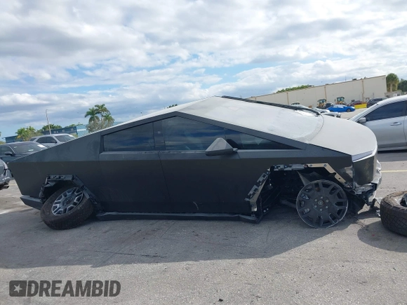 2024 Tesla Cybertruck z VIN 7G2CEHED5RA042424, wystawiony jako IAAI lot #41242343 z przebiegiem 1 222 mil mil oraz . Historia ofert i sprzedaży dostępna na DreamBid. Obrazek 14.