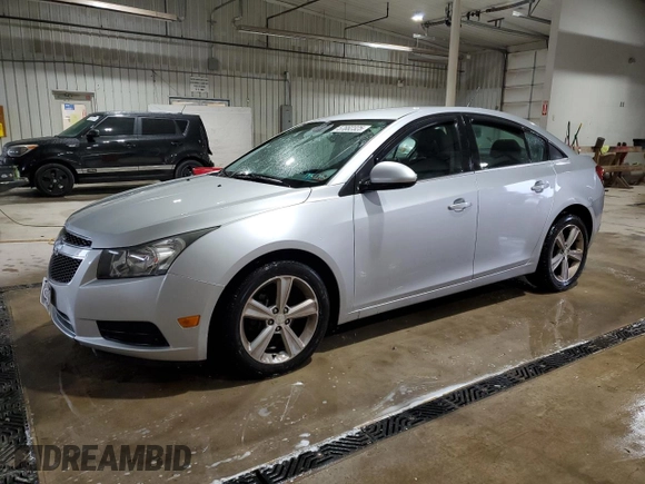 2014 Chevrolet Cruze 2LT z VIN 1G1PE5SB8E7213958, wystawiony jako Copart lot #57882325 z przebiegiem 62 626 mil mil oraz Szkoda całkowita • Salvage title. Historia ofert i sprzedaży dostępna na DreamBid. Obrazek 1.