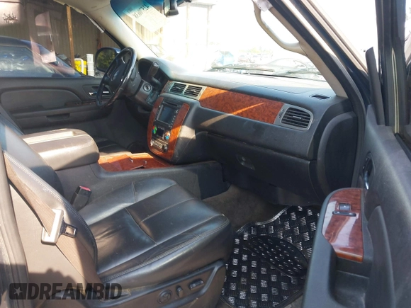 2008 Chevrolet Suburban LTZ z VIN 3GNFK16338G159718, wystawiony jako IAAI lot #42570638 z przebiegiem 219 213 mil mil oraz . Historia ofert i sprzedaży dostępna na DreamBid. Obrazek 5.