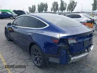 2020 Tesla Model 3 Standard Range Plus z VIN 5YJ3E1EA8LF785010, wystawiony jako IAAI lot #42130951 z przebiegiem 90 072 mil mil oraz . Historia ofert i sprzedaży dostępna na DreamBid. Obrazek 3.