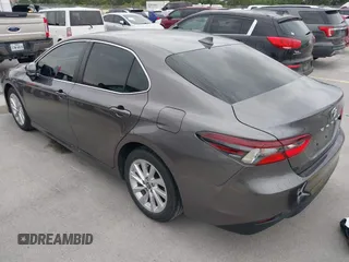 2023 Toyota Camry LE z VIN 4T1R11AK1PU169839, wystawiony jako IAAI lot #42140135 z przebiegiem 10 808 mil mil oraz . Historia ofert i sprzedaży dostępna na DreamBid. Obrazek 3.