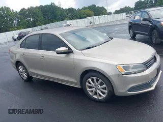 2014 Volkswagen Jetta SE z VIN 3VWD17AJ8EM273557, wystawiony jako IAAI lot #42799311 z przebiegiem 155 982 mil mil oraz . Historia ofert i sprzedaży dostępna na DreamBid. Obrazek 1.