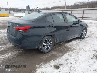 2021 Nissan Versa SV z VIN 3N1CN8EV4ML821650, wystawiony jako IAAI lot #41586242 z przebiegiem 106 508 mil mil oraz . Historia ofert i sprzedaży dostępna na DreamBid. Obrazek 4.