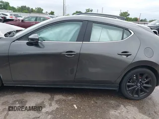 2021 Mazda 3 Premium z VIN JM1BPAML1M1318708, wystawiony jako IAAI lot #42178243 z przebiegiem 62 455 mil mil oraz . Historia ofert i sprzedaży dostępna na DreamBid. Obrazek 14.