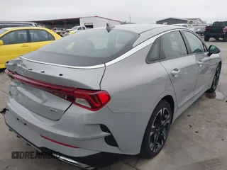 2024 Kia K5 GT-Line z VIN 5XXG64J29RG237148, wystawiony jako IAAI lot #41396574 z przebiegiem 22 926 mil mil oraz . Historia ofert i sprzedaży dostępna na DreamBid. Obrazek 4.