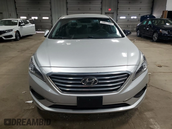 2017 Hyundai Sonata 2.4L z VIN 5NPE24AFXHH517525, wystawiony jako Copart lot #59857265 z przebiegiem 172 374 mil mil oraz Nie do naprawy • Non repairable. Historia ofert i sprzedaży dostępna na DreamBid. Obrazek 5.