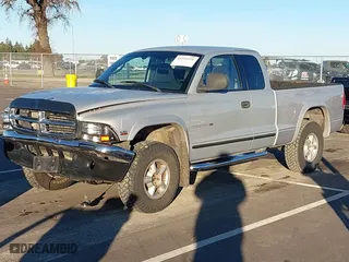 2000 Dodge Dakota Sport with VIN 1B7GG22N6YS690223, listed as a IAAI auction lot 41244256 with 147,443 mi miles. Bid and sale history available at carsss.com. Image 2.