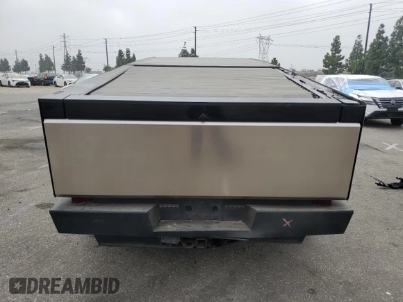 2024 Tesla Cybertruck z VIN 7G2CEHED0RA017009, wystawiony jako Copart lot #71960844 z przebiegiem 4142 mil mil oraz Szkoda całkowita • Salvage title. Historia ofert i sprzedaży dostępna na DreamBid. Obrazek 6.