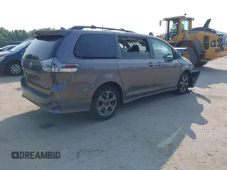 2019 Toyota Sienna SE z VIN 5TDEZ3DC9KS215829, wystawiony jako IAAI lot #42436801 z przebiegiem 126 585 mil mil oraz . Historia ofert i sprzedaży dostępna na DreamBid. Obrazek 4.