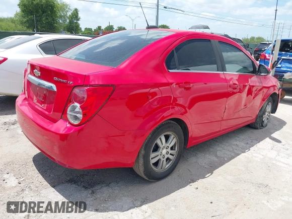 2015 Chevrolet Sonic LT z VIN 1G1JC5SH4F4160047, wystawiony jako IAAI lot #42440220 z przebiegiem Nie podano mil oraz . Historia ofert i sprzedaży dostępna na DreamBid. Obrazek 4.