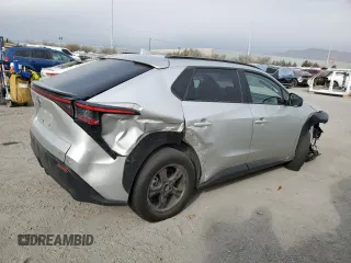 2023 Toyota bZ4X XLE z VIN JTMABACA1PA009058, wystawiony jako Copart lot #42633585 z przebiegiem 39 922 mil mil oraz Szkody całkowita. Historia ofert i sprzedaży dostępna na DreamBid. Obrazek 3.