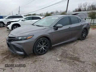 2023 Toyota Camry SE z VIN 4T1G11AK2PU788523, wystawiony jako Copart lot #42755725 z przebiegiem 38 311 mil mil oraz Czysty tytuł • Clean title. Historia ofert i sprzedaży dostępna na DreamBid. Obrazek 1.