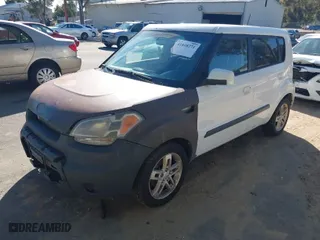 2010 Kia Soul ! with VIN KNDJT2A29A7161270, listed as a IAAI auction lot 41848271 with 210,174 mi miles. Bid and sale history available at carsss.com. Image 2.