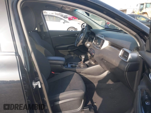 2019 Kia Sorento LX with VIN 5XYPG4A30KG583001, listed as a IAAI auction lot 41225400 with 77,881 mi miles. Bid and sale history available at carsss.com. Image 5.