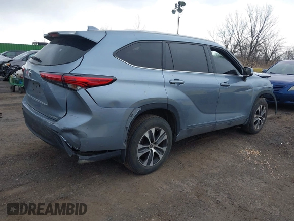 2022 Toyota Highlander XLE with VIN 5TDHZRBH6NS193727, listed as a IAAI auction lot 41841889 with 60,830 mi miles and . Bid and sale history available at DreamBid. Image 4.