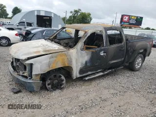 2013 GMC Sierra 2500HD SLT z VIN 1GT121E87DF171088, wystawiony jako Copart lot #69518784 z przebiegiem Nie podano mil oraz Nie do naprawy • Non repairable. Historia ofert i sprzedaży dostępna na DreamBid. Obrazek 1.