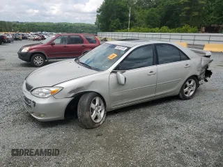 2002 Toyota Camry XLE z VIN 4T1BF30K62U535688, wystawiony jako Copart lot #56951535 z przebiegiem 221 587 mil mil oraz Szkoda całkowita • Salvage title. Historia ofert i sprzedaży dostępna na DreamBid. Obrazek 1.