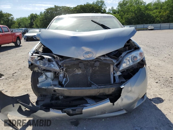 2015 Toyota Sienna LE AAS z VIN 5TDKK3DC9FS616343, wystawiony jako Copart lot #56859275 z przebiegiem 88 103 mil mil oraz Szkoda całkowita • Salvage title. Historia ofert i sprzedaży dostępna na DreamBid. Obrazek 5.