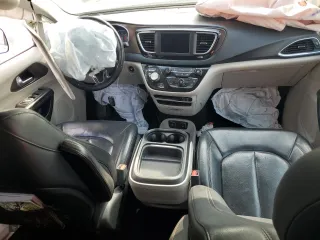 2019 Chrysler Pacifica Touring L with VIN 2C4RC1BG4KR537378, listed as a Copart auction lot 44048635 with 183,539 mi miles and Salvage Title. Bid and sale history available at carsss.com. Image 8.