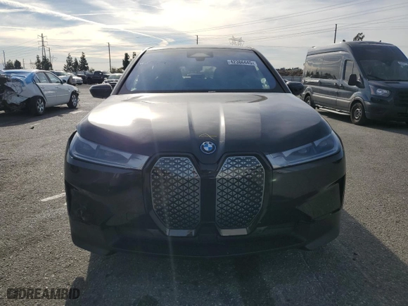 2025 BMW iX xDrive50 with VIN WB523CF02SCS95821, listed as a Copart auction lot 42386445 with 0 mi miles and Salvage Title. Bid and sale history available at carsss.com. Image 5.