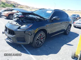 2023 Maserati Grecale Modena z VIN ZN682AVM4P7427440, wystawiony jako IAAI lot #40210925 z przebiegiem Nie podano mil oraz . Historia ofert i sprzedaży dostępna na DreamBid. Obrazek 17.