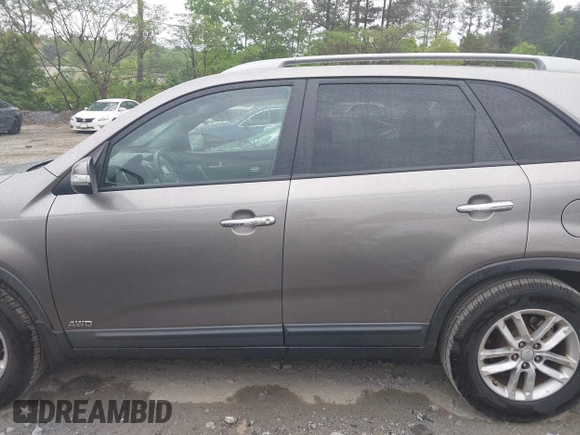 2015 Kia Sorento LX with VIN 5XYKTCA61FG573531, listed as a IAAI auction lot 42086854 with 226,393 mi miles. Bid and sale history available at carsss.com. Image 14.