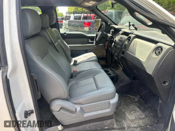 2014 Ford F-150 XL z VIN 1FTFX1ET3EKD27549, wystawiony jako Copart lot #59121075 z przebiegiem 267 782 mil mil oraz Czysty tytuł • Clean title. Historia ofert i sprzedaży dostępna na DreamBid. Obrazek 5.