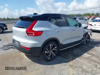 2022 Volvo XC40 R-Design z VIN YV4AC2HM9N2771189, wystawiony jako IAAI lot #41923125 z przebiegiem 24 125 mil mil oraz . Historia ofert i sprzedaży dostępna na DreamBid. Obrazek 4.