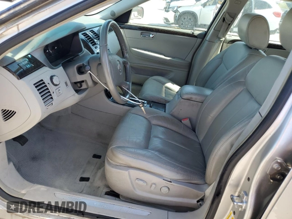 2008 Cadillac DTS 1SA z VIN 1G6KD57Y38U183004, wystawiony jako Copart lot #50410805 z przebiegiem Nie podano mil oraz Szkoda całkowita • Salvage title. Historia ofert i sprzedaży dostępna na DreamBid. Obrazek 7.