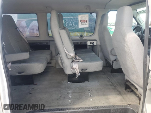 2012 Ford Econoline Passenger XL z VIN 1FBNE3BL1CDA15916, wystawiony jako Copart lot #51863495 z przebiegiem 281 831 mil mil oraz Czysty tytuł • Clean title. Historia ofert i sprzedaży dostępna na DreamBid. Obrazek 11.