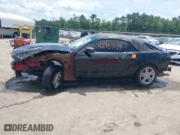 2012 Ford Mustang V6 z VIN 1ZVBP8EM6C5257151, wystawiony jako IAAI lot #42757179 z przebiegiem 210 654 mil mil oraz . Historia ofert i sprzedaży dostępna na DreamBid. Obrazek 14.
