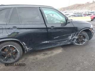 2015 BMW X5 xDrive35i z VIN 5UXKR0C59F0K65982, wystawiony jako IAAI lot #41827942 z przebiegiem 81 019 mil mil oraz . Historia ofert i sprzedaży dostępna na DreamBid. Obrazek 6.
