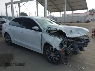 2014 Volkswagen Jetta SE z VIN 3VWD17AJ4EM266170, wystawiony jako IAAI lot #42548043 z przebiegiem 162 493 mil mil oraz . Historia ofert i sprzedaży dostępna na DreamBid. Obrazek 1.