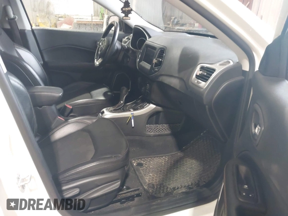 2020 Jeep Compass Altitude z VIN 3C4NJDBB6LT252156, wystawiony jako IAAI lot #42507699 z przebiegiem 47 261 mil mil oraz . Historia ofert i sprzedaży dostępna na DreamBid. Obrazek 5.