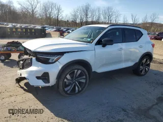 2023 Volvo XC40 Plus Dark Theme с VIN YV4L12UW4P2051131, выставлен на аукционе Copart как лот 53583395 с пробегом 18 005 миль миль и Списание • Salvage title. История ставок и продаж доступна на DreamBid. Изображение 1.