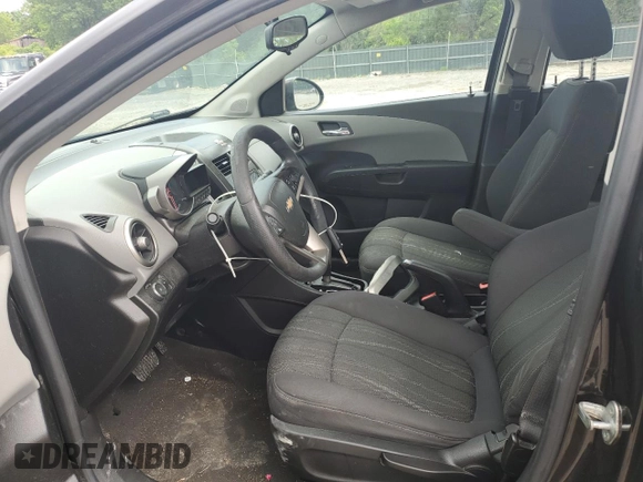 2014 Chevrolet Sonic LT z VIN 1G1JC5SH1E4221918, wystawiony jako Copart lot #56589105 z przebiegiem 152 320 mil mil oraz Szkoda całkowita • Salvage title. Historia ofert i sprzedaży dostępna na DreamBid. Obrazek 7.