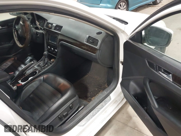 2014 Volkswagen Passat SEL Premium with VIN 1VWCS7A36EC057394, listed as a IAAI auction lot 41254293 with 134,715 mi miles. Bid and sale history available at carsss.com. Image 5.