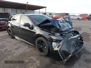 2025 Toyota Camry LE z VIN 4T1DAACK5SU523507, wystawiony jako IAAI lot #41389041 z przebiegiem 5 027 mil mil oraz . Historia ofert i sprzedaży dostępna na DreamBid. Obrazek 1.