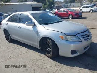2011 Toyota Camry LE z VIN 4T4BF3EK3BR196354, wystawiony jako IAAI lot #42342964 z przebiegiem 130 437 mil mil oraz . Historia ofert i sprzedaży dostępna na DreamBid. Obrazek 1.