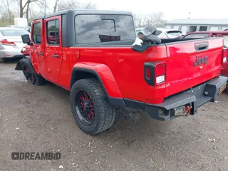 2021 Jeep Gladiator Freedom z VIN 1C6HJTAG0ML547293, wystawiony jako IAAI lot #41926067 z przebiegiem 57 696 mil mil oraz . Historia ofert i sprzedaży dostępna na DreamBid. Obrazek 3.